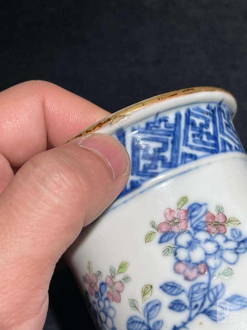 清中期 斗彩四爱图瓶一对 - 图15